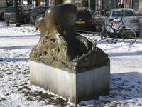 905761 Afbeelding het bronzen beeldhouwwerk '... and life just goes on …' van Helen Frik (1960) in winterse sfeer, in ...